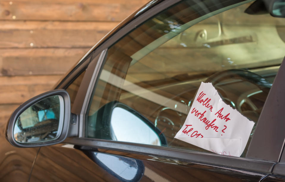 Werbezettel von Gebrauchtwagenhändlern, die unter dem Scheibenwischer oder am Seitenfenster eingeklemmt sind, sind nervig. Aber man kann sich dagegen wehren. (Bild: Getty Images)