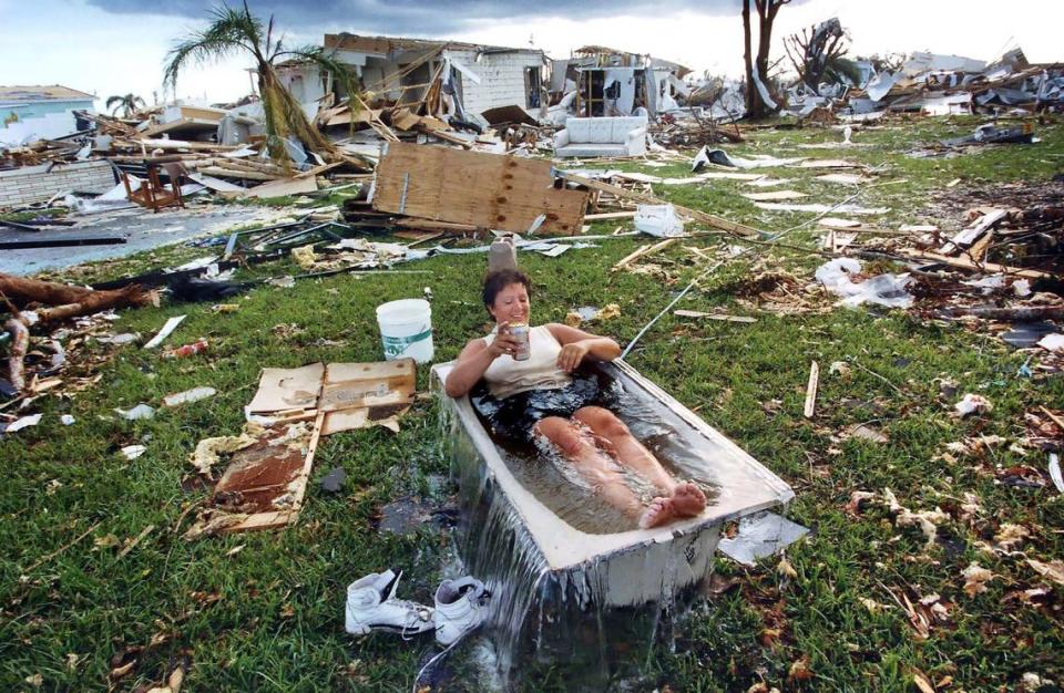 En "Sin título", foto tomada en 1992, Marjorie Conklin se refresca en una bañera llena de agua con una manguera, rodeada de lo que queda de su casa del sur del Condado Miami-Dade varios días después de la destrucción del huracán Andrew.