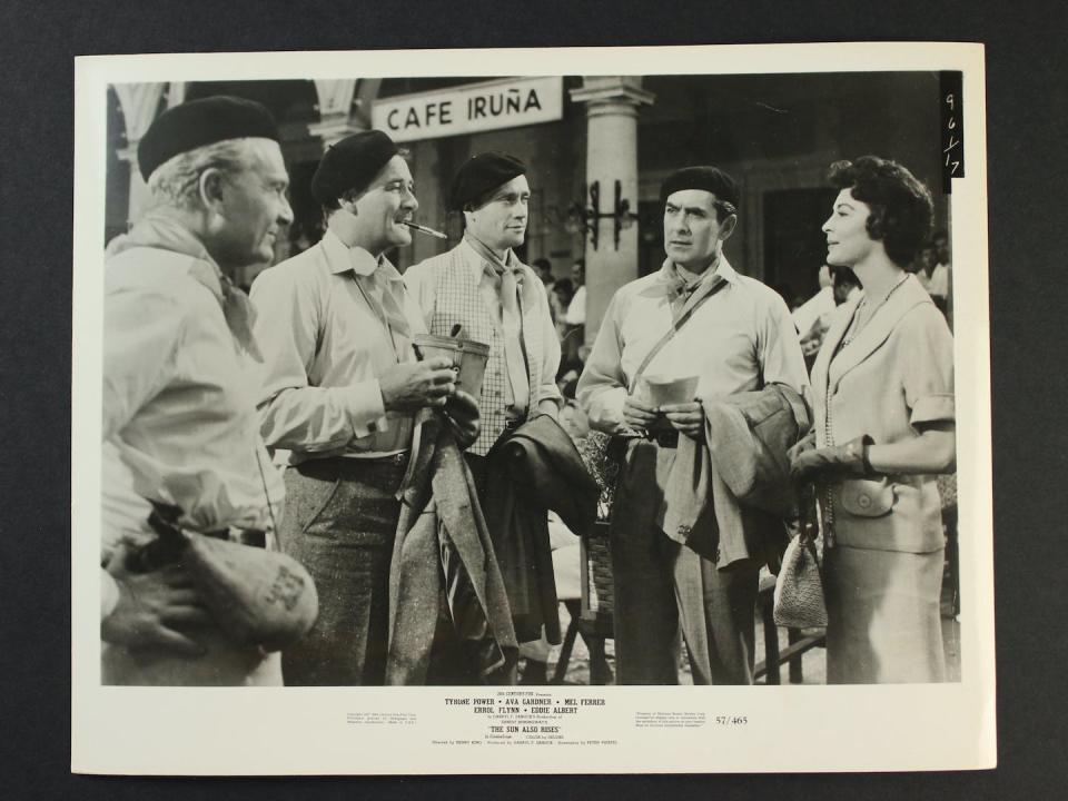 Tyrone Power, Eddie Albert, Errol Flynn, Ava Gardner y Mel Ferrer en la adaptación de <em>Fiesta</em> de Henry King, 1957. <a href="https://www.imdb.com/title/tt0051028/mediaviewer/rm3259585280?ref_=ttmi_mi_all_sf_6" rel="nofollow noopener" target="_blank" data-ylk="slk:IMDB;elm:context_link;itc:0;sec:content-canvas" class="link ">IMDB</a>