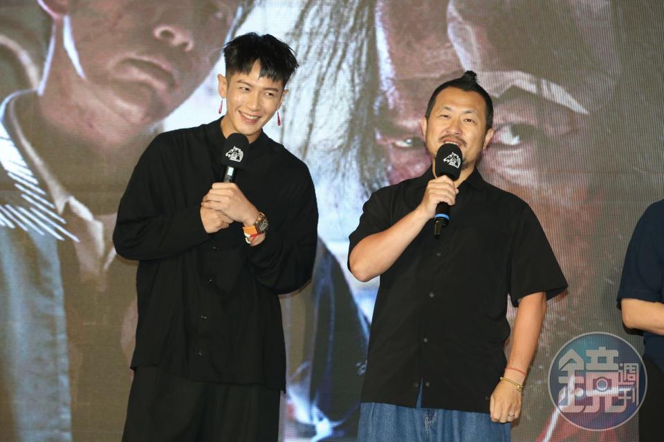 九把刀（右）與柯震東（左）代表 《功夫》劇組出席記者會，兩人都合作過，且也是《功夫》主角之一的朱軒洋成了2人共同被問到的話題。