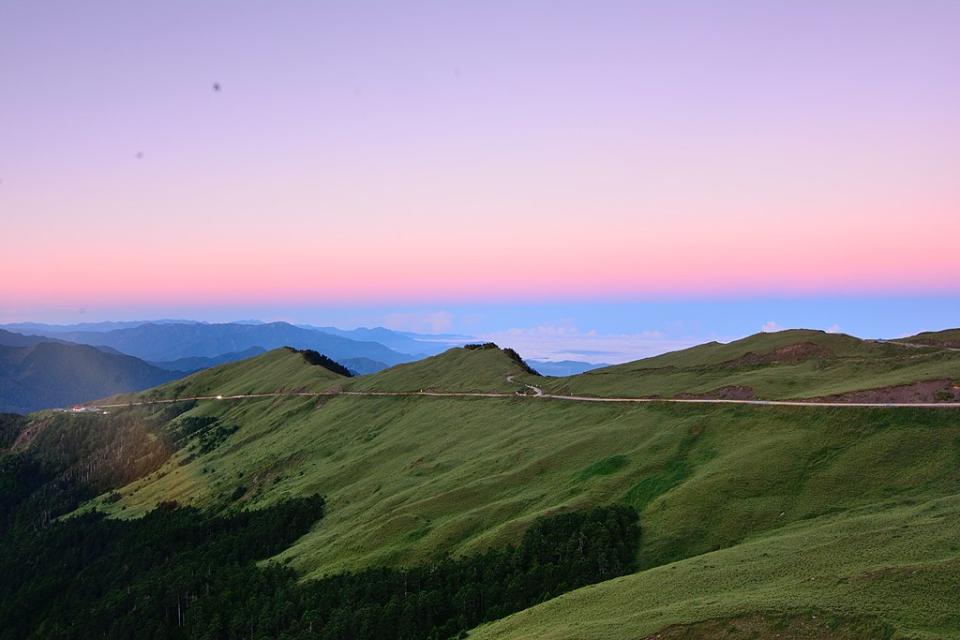 合歡山主峰步道風景 (Photo by Quintin Lin, License: CC BY-SA 2.0, 圖片來源www.flickr.com/photos/quintinmarkkimo/14581536080)