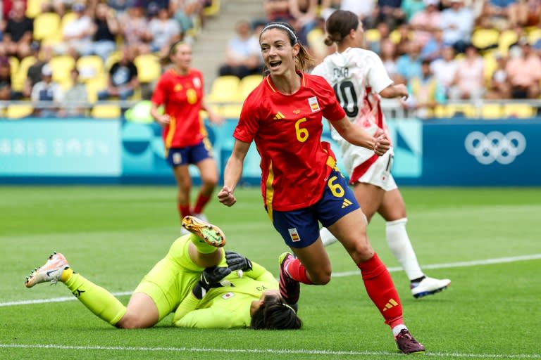 La mediocampista española Aitana Bonmatí celebra al marcar el gol del empate parcial de España contra Japón en el debut de ambas selecciones en los Juegos Olímpicos de París, en un cotejo disputado en el estadio La Beaujoire en Nantes el 25 de julio de 2024. (ALAIN JOCARD)