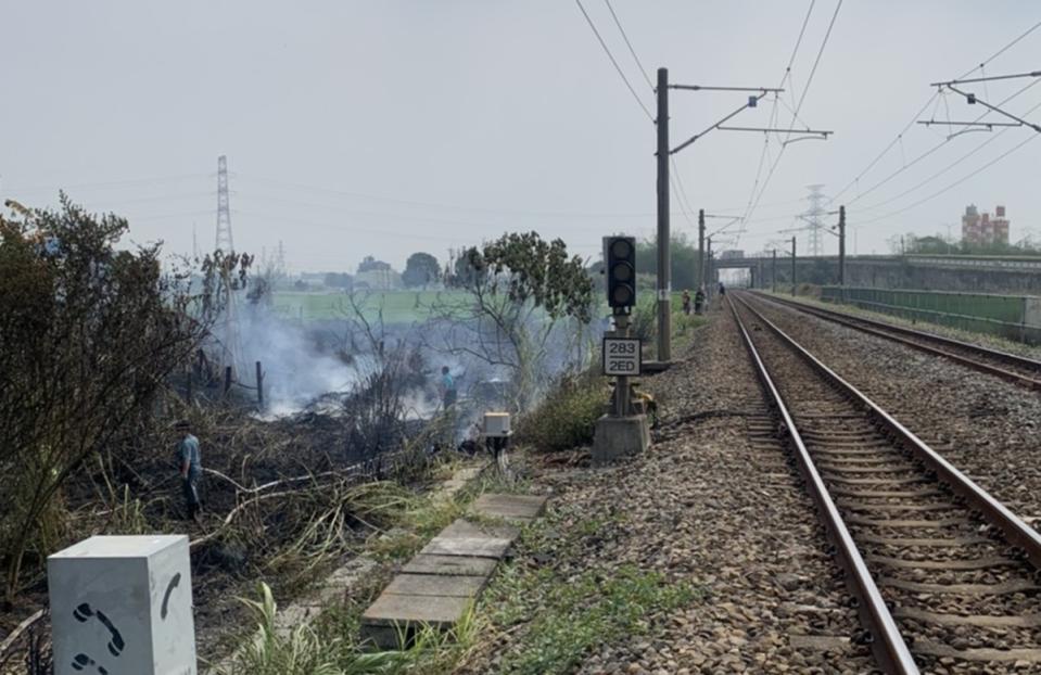 
嘉義縣大林鎮緊鄰鐵軌一處空地，8日下午1時許火燒雜
草，消防局通報台鐵高壓電斷電進行滅火，一度影響火
車通行。


（台鐵提供）