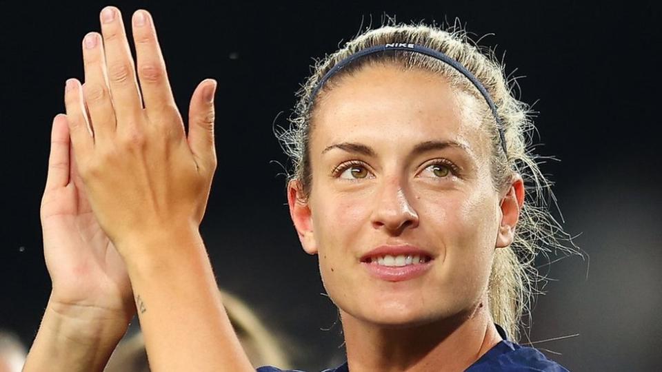 Alexia Putellas applauding Barcelona fans