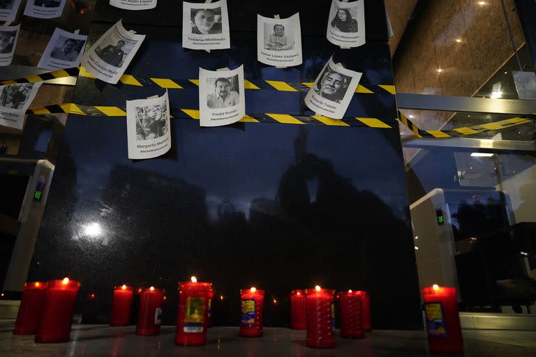 Fotos de periodistas asesinados colgadas en una pared durante una vigila de protesta por el asesinato del periodista Fredid Román, a las afueras de la oficina de la Fiscalía General de México en Ciudad de México, el miércoles 24 de agosto de 2022. 