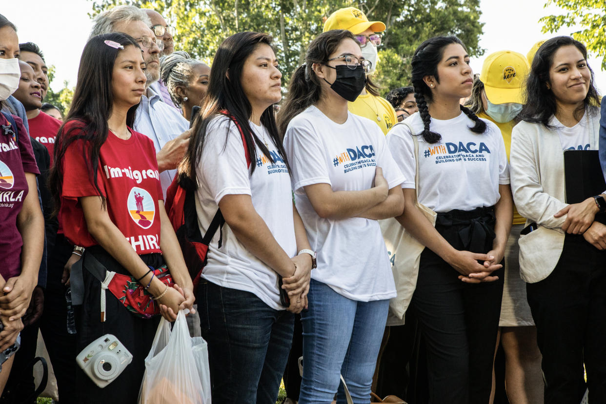 Activistas y políticos asisten a una manifestación para instar al Congreso a aprobar la ley DREAM en el décimo aniversario de la Ley de Acción Diferida para los Llegados en la Infancia (DACA, por su sigla en inglés), frente al Capitolio de Estados Unidos en Washington, el 15 de junio de 2022. (Anna Rose Layden/The New York Times)