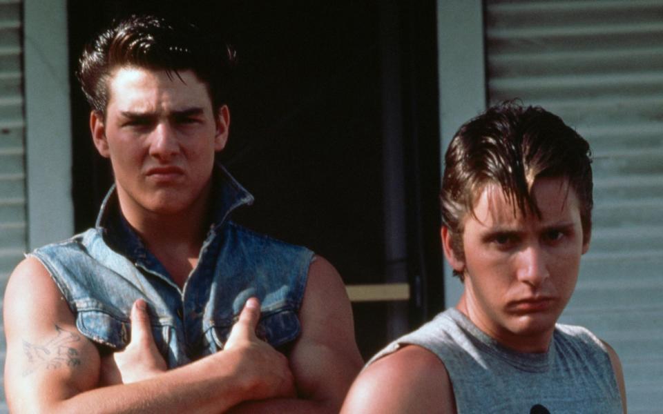 Heute kann man das Bild kaum betrachten, ohne zu schmunzeln, damals aber sah man diese beiden ganz ironiefrei als echt krasse Typen: Tom Cruise (links) und Emilio Estevez bei den Dreharbeiten zu "Die Outsider" (1983). Für Cruise war das Drama von Franis Ford Coppola in jedem Fall ein weiterer Schritt nach oben. (Bild: Nancy Moran/Getty Images)