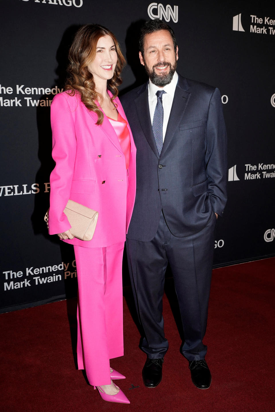 Adam Sandler y su esposa Jackie durante el evento en el que el actor fue premiado con el Mark Twain Prize for American Humor en el Kennedy Center en Washington. REUTERS/Joshua Roberts