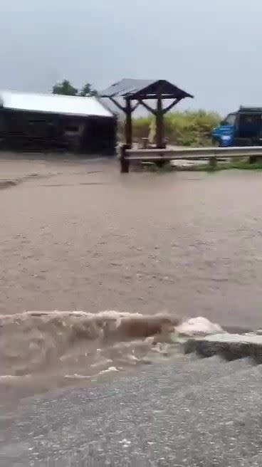 蘭嶼溪水暴漲，泥流淹馬路，成了水鄉澤國。（圖／阿諾本蘭嶼旅遊 提供）