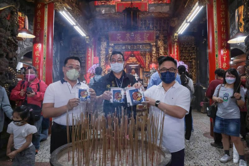 ▲白沙屯媽祖出適，純萃生技捐贈1萬份「防疫包」， 守護隨媽祖出巡信徒平安。（圖／純萃生技提供）