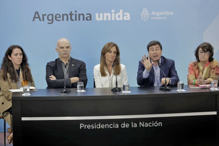 Daniel Arroyo habla durante la primera reunión del Consejo Federal contra el Hambre