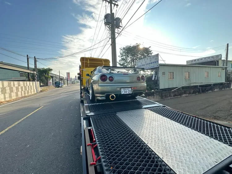 連拖車司機都分享這台車的照片。翻攝《路上觀察學院》社團