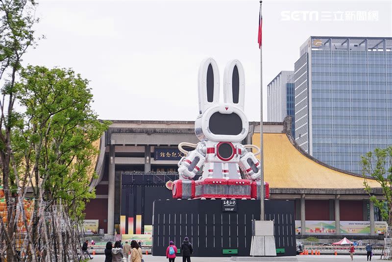 主燈「玉兔壯彩」設置於國父紀念館，由知名藝術家李明道操刀，首創Robot造型科技玉兔主燈。（圖／記者李鴻典攝）