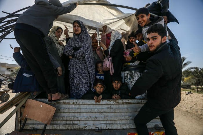 Palestinian families flee Khan Younis in Gaza