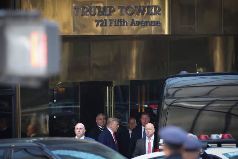 El expresidente de Estados Unidos Donald Trump sale de la Torre Trump para su comparecencia el 4 de abril de 2023 en Nueva York.