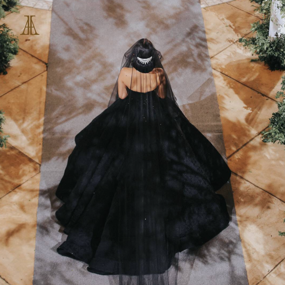 <p>Dieses schwarze Brautkleid des Designers Val Taguba sorgt bei Instagram für Aufsehen. Schauspielerin Maja Salvador trug den Traum aus Spitze und Swarowski-Kristallen jedoch nicht im wahren Leben, sondern als “Ivy” im philippinischen TV-Drama “Wildflower”. (Bild: Instagram/iammajasalvador) </p>