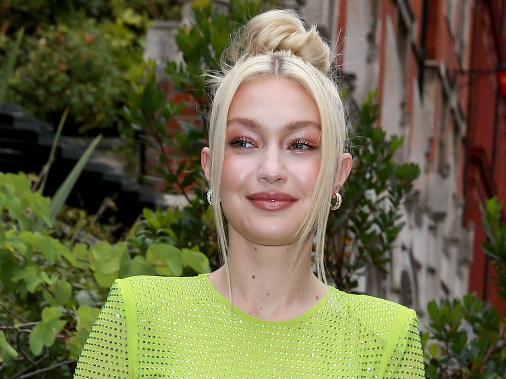 Gigi Hadid zeigt sich bei einem Event der britischen "Vogue" mit angesagten Chin Bangs. (Bild: Cubankite/Shutterstock)