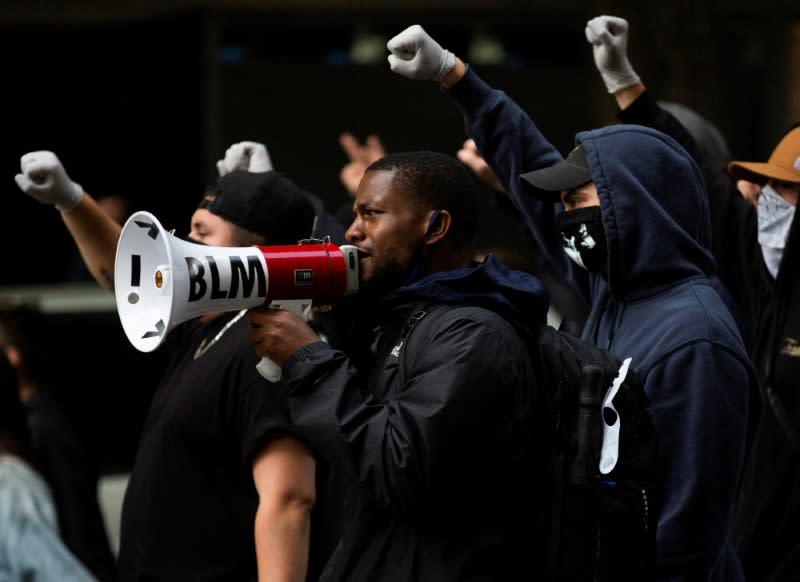 Manifestantes protestan en Seattle contra la brutalidad policial y por la muerte de George Floyd bajo custodia policial en Mineápolis, Estados Unidos.