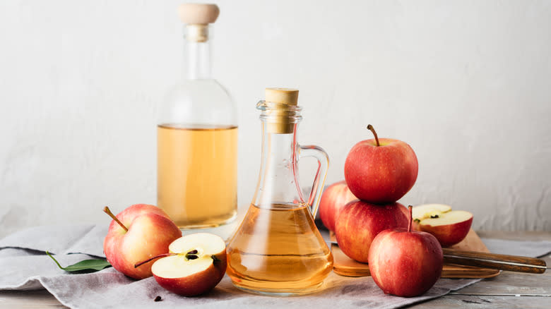 Apple cider vinegar and fresh apples