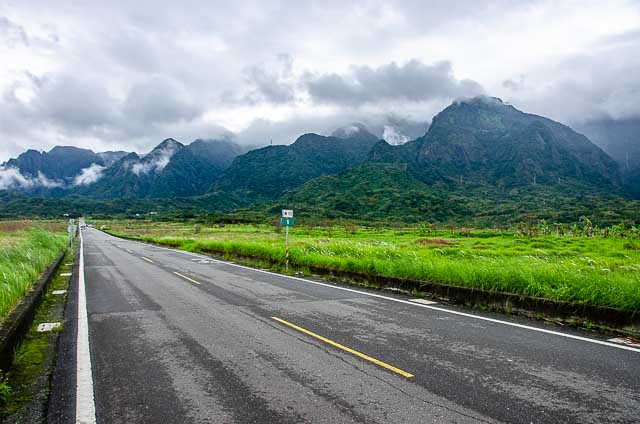 台灣多山，但最東邊的海岸山脈卻少有人前往，到處是原始森林、斷頭嶺及斷崖，猶如台灣的亞馬遜叢林，隨時可見螞蝗、毒蛇及群聚紛飛的蚊蟲，非一般人能輕易擅闖。