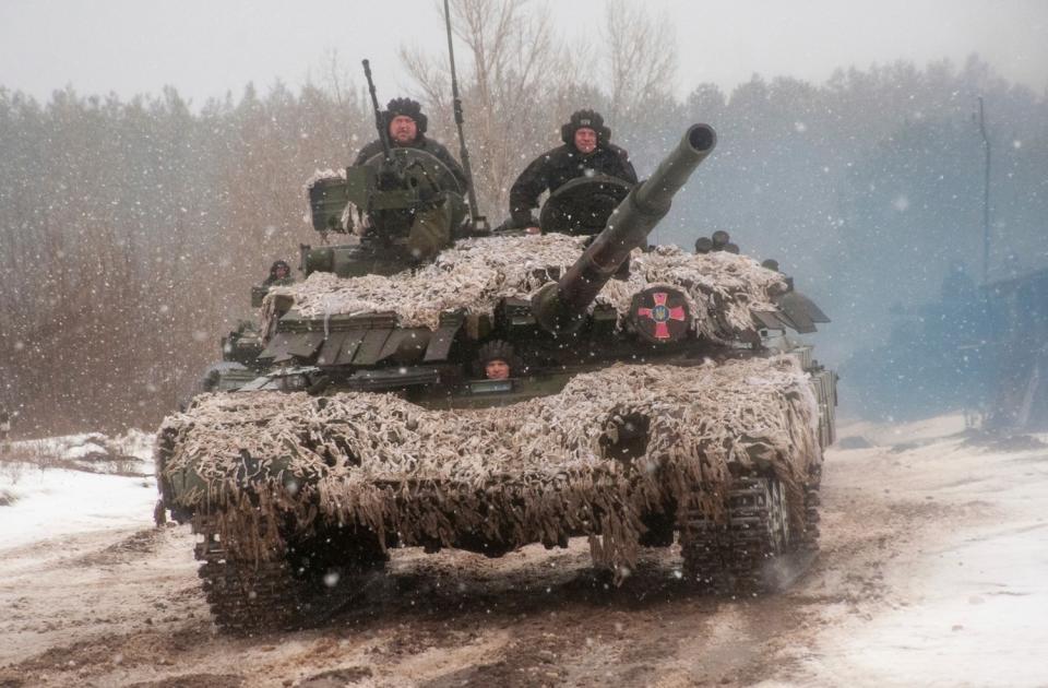 今年2月10日，一輛烏克蘭坦克車在哈爾科夫附近進行軍事演習。   圖：達志影像/美聯社（資料照）