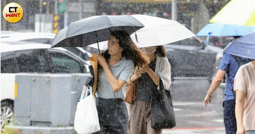 今、明（30日、31日）兩天蘇拉颱風及其外圍環流影響，台灣東部、東南部地區及南部山區有局部大雨或豪雨發生的機率。（示意圖／方萬民攝）
