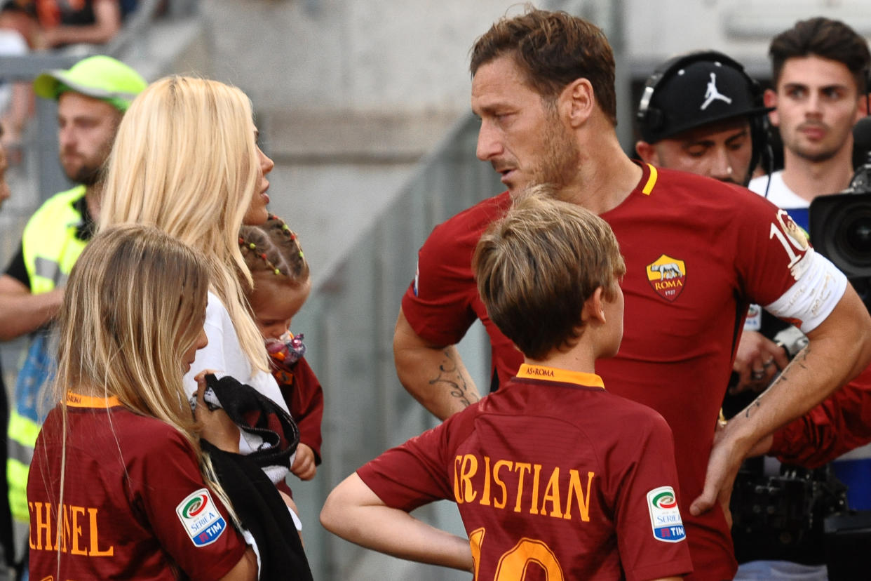 Francesco Totti hablando con su mujer y sus hijos