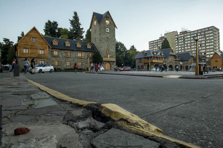 Los diez pisos del Bariloche Center contrastan con el Centro Cívico; denuncian que su construcción fue aprobada por una excepción