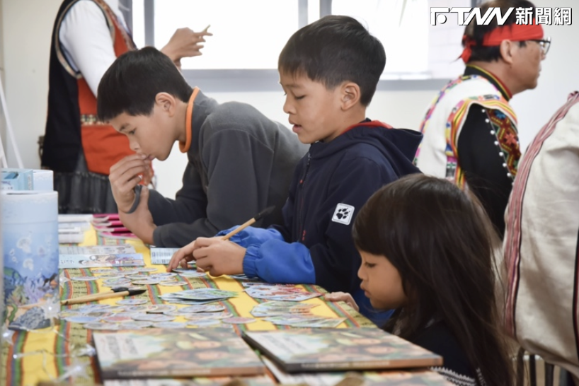 國小學童透過有趣的教材認識原住民文化。