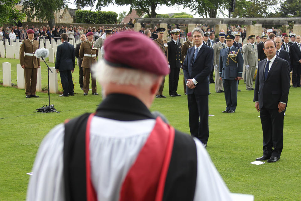 El ministro de Defensa británico Philippe Hammond (I) y el presidente francés, Francois Hollande (C) encabezan la ceremonia por el 68 aniversario del Día D, en el Cementerio Británico Ranville, en el oeste de Francia. AP Photo/David Vincent, Pool