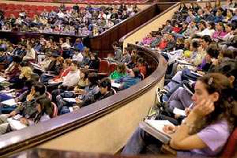 El aula magna de la Facultad de Medicina comienza a quedar chico para los futuros enfermeros