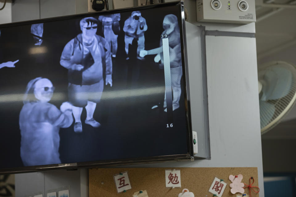 En los centros en los que se realizan las pruebas se han instalado sistemas de control de temperatura con cámaras a los que debían someterse tanto los alumnos como el profesorado. (Foto: Jerome Favre / Pool Photo / AP).