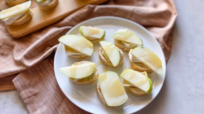 apple topped crostini