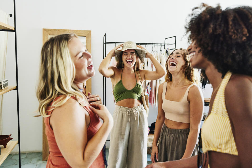 Salir de compras con amigos promueve la interacción social, el intercambio de experiencias y genera experiencias positivas. (Getty Creative)