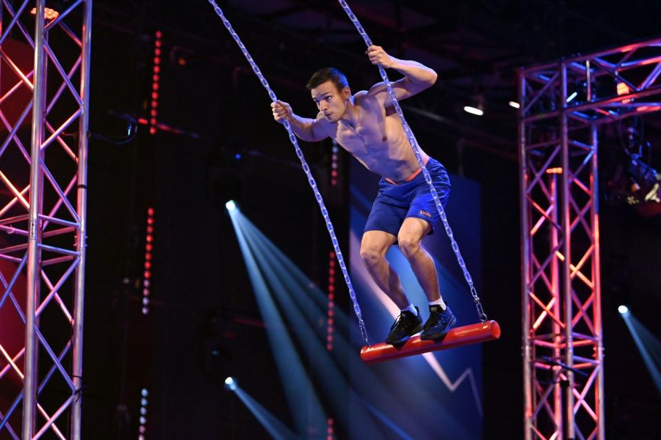 Jan ("Ein Mann für die Wand!") und Buschi ("Das ist ein Guter, mach ich mir überhaupt keine Sorgen") waren sich sicher, dass Yasin El Azzazy (30) - wie schon zweimal zuvor - ein Kandidat fürs Finale sein würde. Als der Modelathlet an der Himmelsleiter abschmierte, bekam Buschi Herzrasen und Atemnot: "Yasin ist raus! Riesen-Überraschung! Das ist Frust pur!" (Bild: TVNOW / Markus Hertrich)