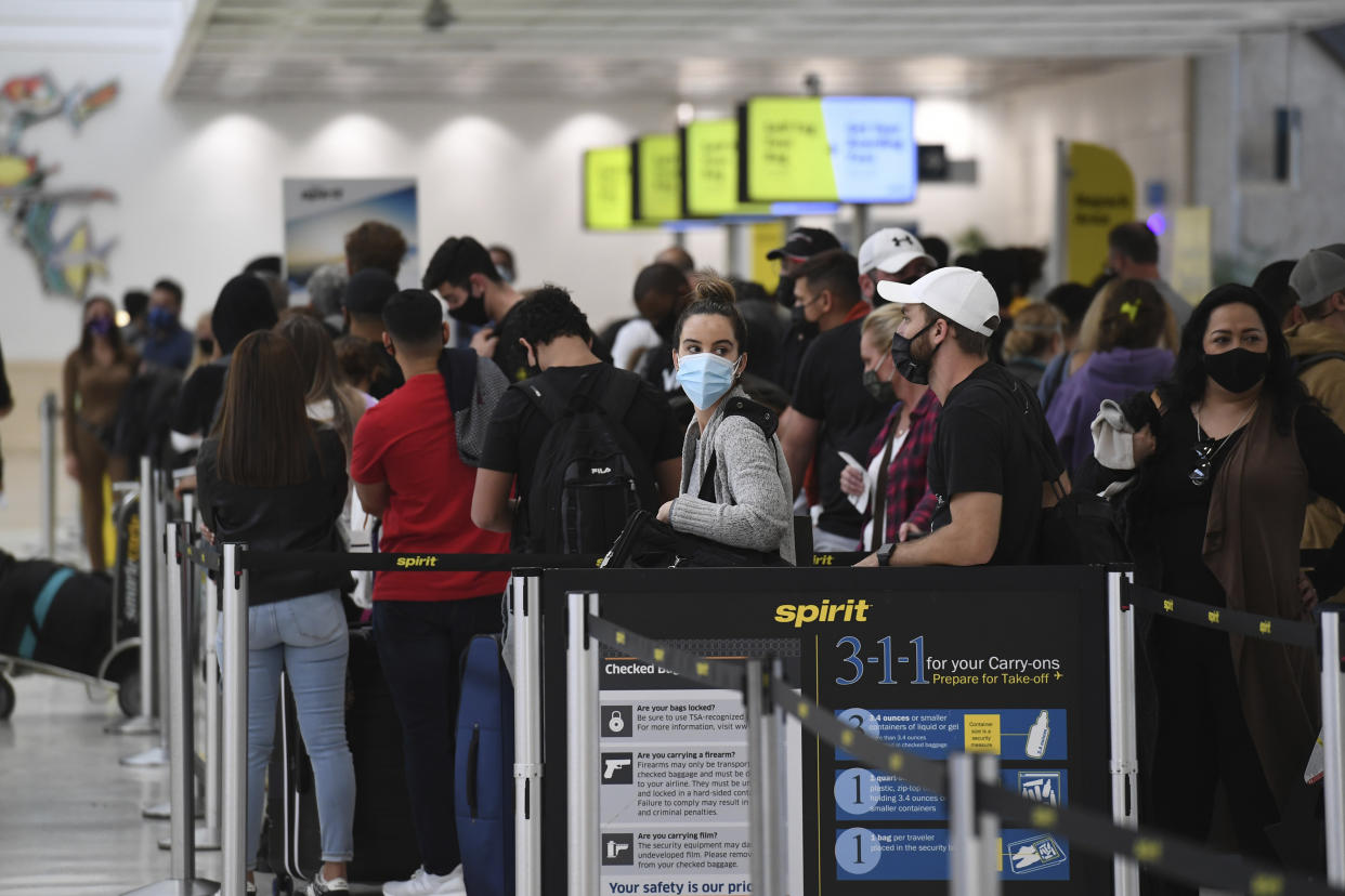 FORT LAUDERDALE FL - NOVEMBER 25 : Airline Passengers are seen at Fort Lauderdale Hollywood International Airport on Thanksgiving as travelers are ignoring CDC warnings to avoid holiday travel as COVID-19 cases are surging across the United State during the Coronavirus COVID-19 pandemic on November 25, 2020 in Fort Lauderdale, Florida. Credit: mpi04/MediaPunch /IPX