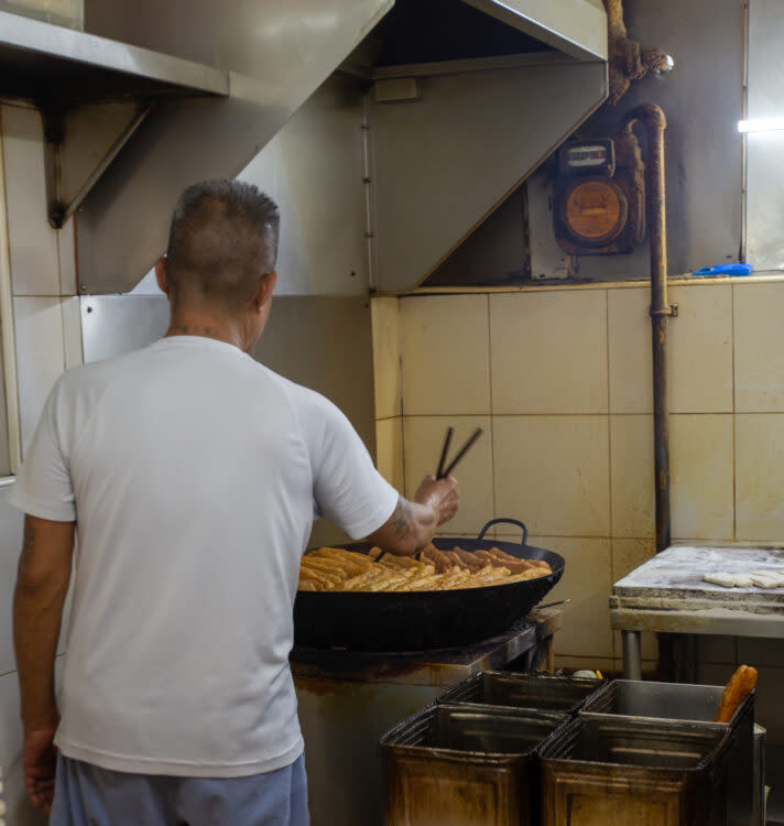 Pasar 16 @ Bedok South - Yong Hua You Tiao frying