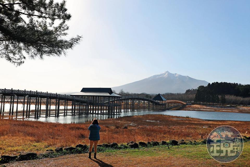 「鶴舞橋」是日本最長的木造拱橋，清晨日暮都有不同的光影美景可賞。