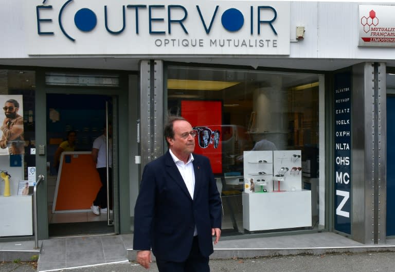 L'ancien président socialiste François Hollande en campagne pour les élections législatives à Ussel, en Corrèze, le 22 juin 2024 (Pascal LACHENAUD)