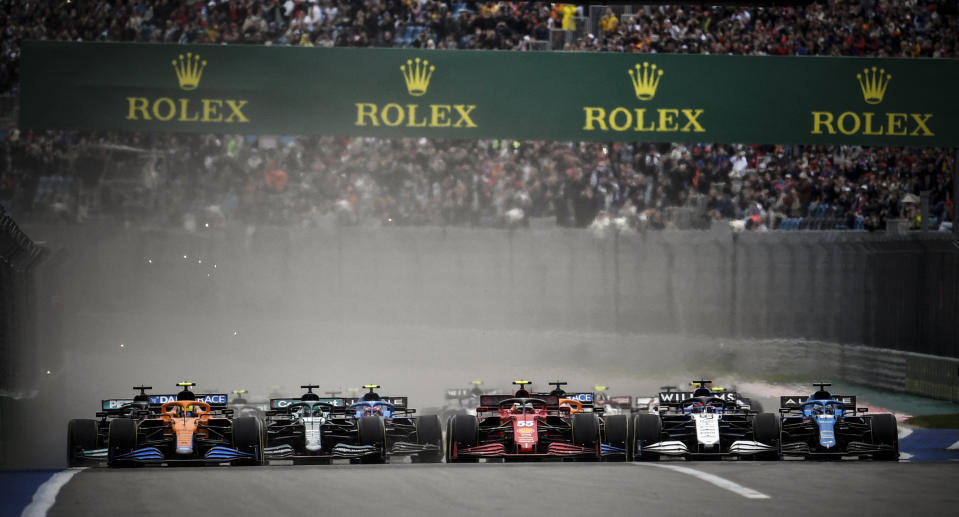 Drivers take the start of the Formula 1 Russian Grand Prix at the Sochi Autodrom circuit in Sochi on September 26, 2021. (Photo by Alexander NEMENOV / AFP) (Photo by ALEXANDER NEMENOV/AFP via Getty Images)