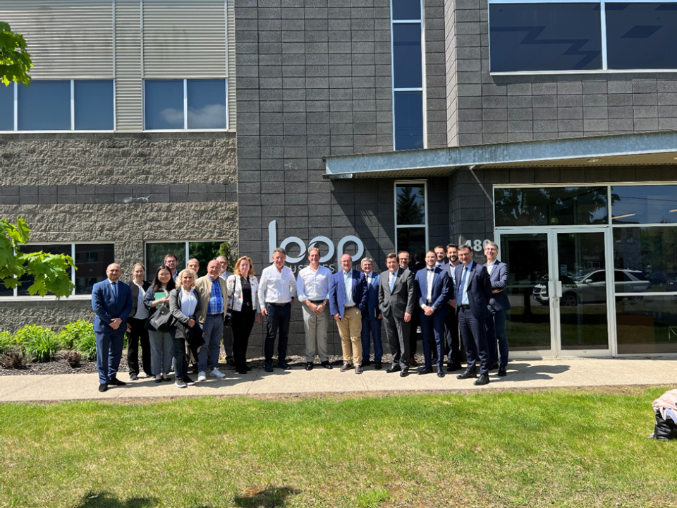 Photo: Photo de groupe de la délégation française et des partenaires du projet de SUEZ et SK Geo Centric.