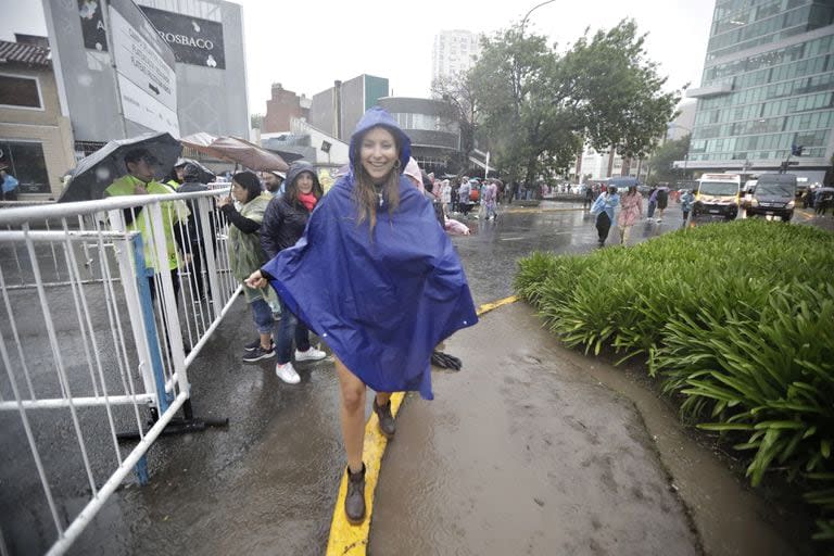 Las fans de Taylor Swift durante la espera bajo la lluvia para ingresar al recital, en el estadio Monumental