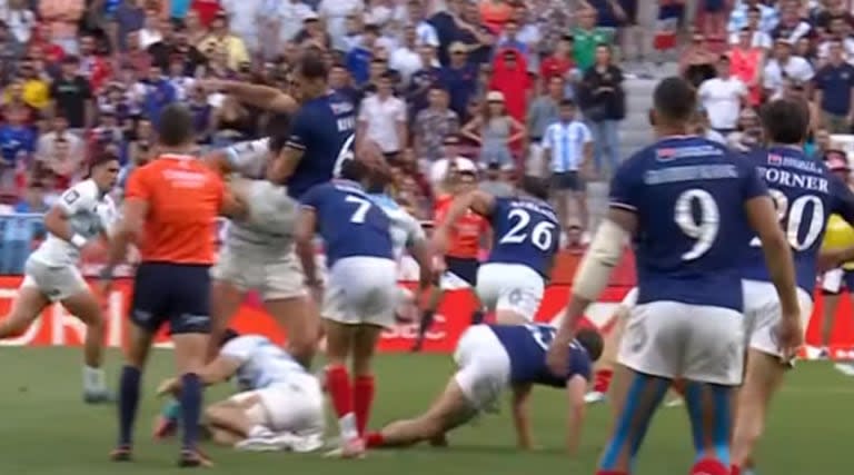 El momento en que Isgró eleva a Riva, a la salida de un scrum; Argentina perdía contra Francia en los últimos instantes del Seven de Madrid, ya sin chances de ser el campeón de la temporada.