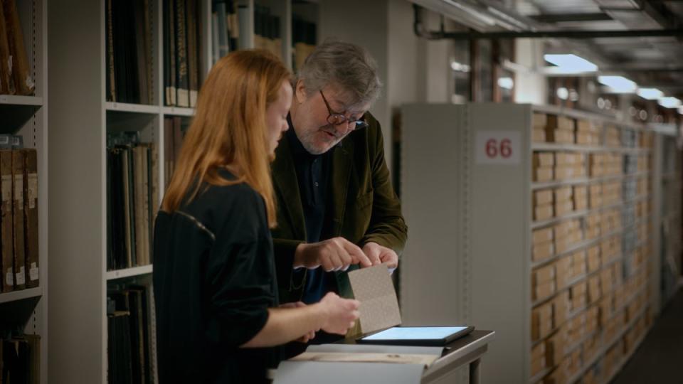 Stephen Fry looking in the De Bazel building it is the Amsterdam City Archive (Atticus Film)