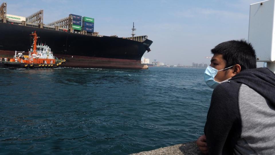 Hombre con mascarilla en el Canal de Panamá