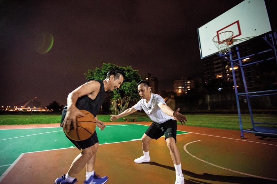 楊哲瑋（右）和楊濟華（左）父子倆至今仍常一起打籃球，面對永遠的競爭對手兼偶像，楊哲瑋總全力以赴，絲毫不放水。