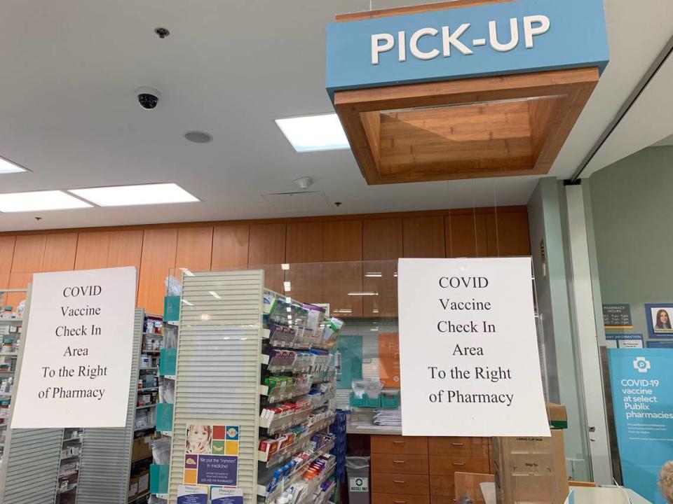 Esas mamparas de plástico que los clientes de Publix han estado viendo en sus cajas registradoras, áreas de servicio al cliente y farmacias durante dos años durante el COVID, como estas en un Publix de Pinecrest en mayo de 2021? Goners. La cadena con sede en Lakeland anunció que las eliminaría en marzo de 2022, ya que las cifras de COVID han disminuido.