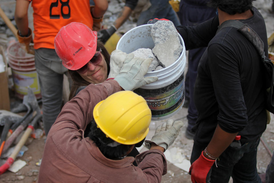 Mujeres heroínas: arriesgan su vida por el prójimo entre las ruinas del sismo