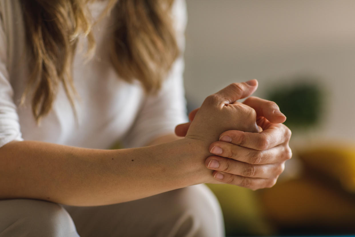 “Tronarse los dedos causa artritis”, frase repetida por muchas mamás en el mundo creando un mito universal que la ciencia se ha encargado de revisar. (Getty Creative)