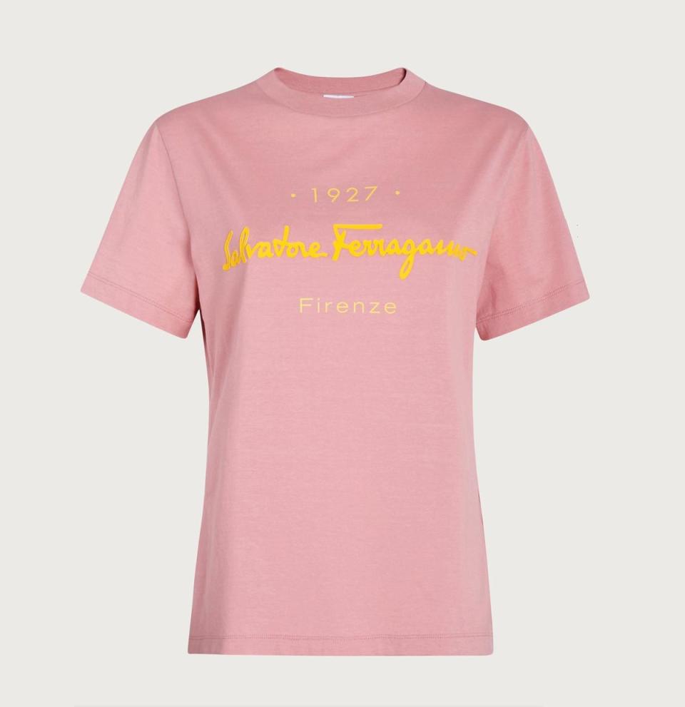 Ferragamo粉色Logo T-shirt。NT$12,900（Salvatore Ferragamo提供）